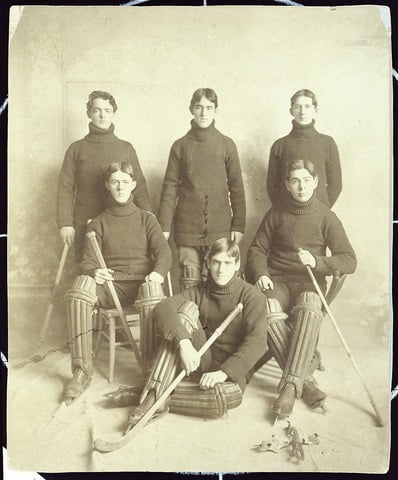 History of turtlenecks, Ice hockey players wearing turtlenecks in late 19th century. 