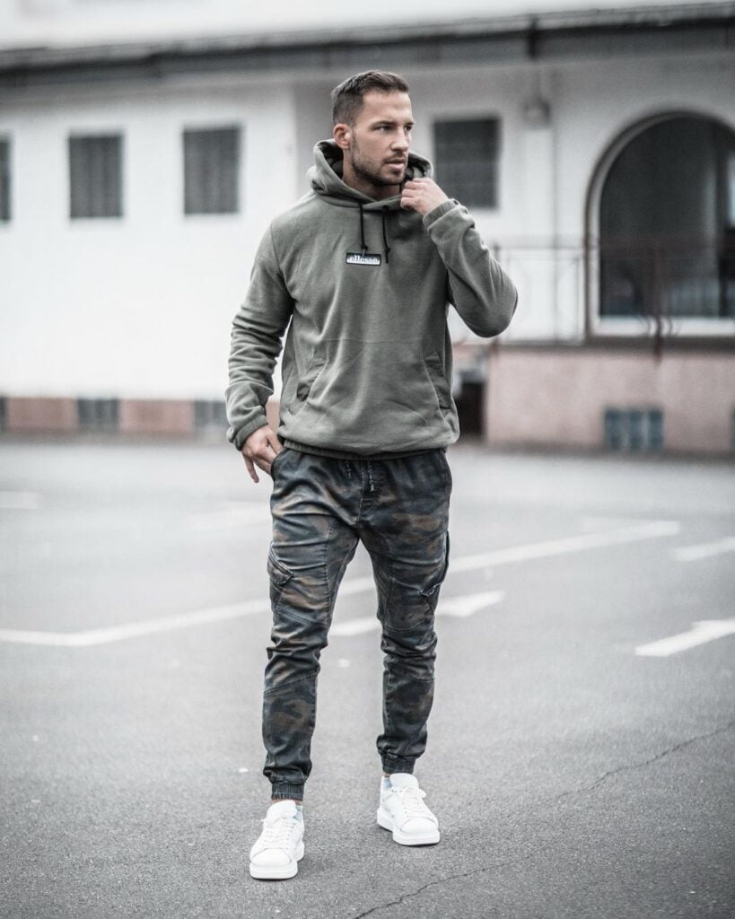 camouflage pants outfit ideas for men