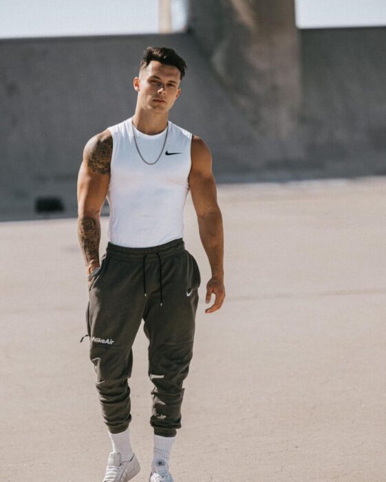 How to style a muscle shirt?