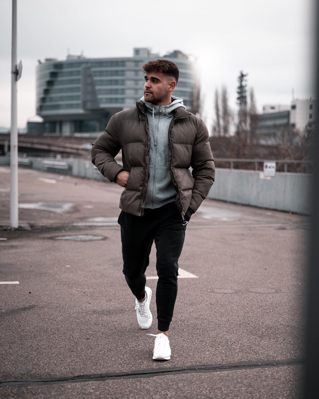 35 stylish and cozy puffer jacket outfits for guys - vogueymen.com