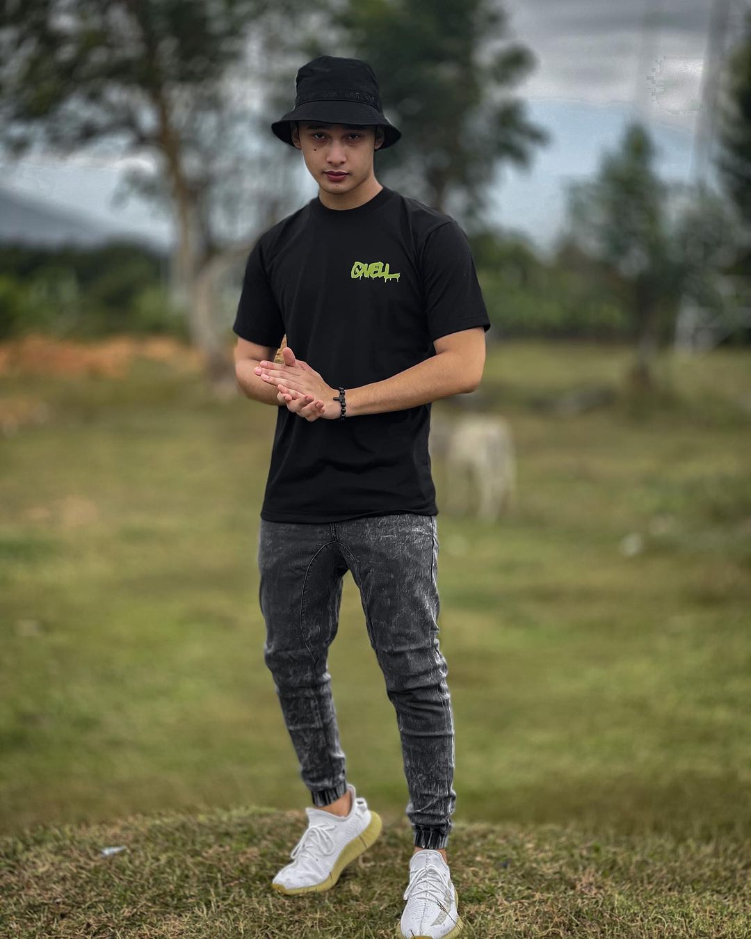 30 aesthetic outfits with bucket hats for men.