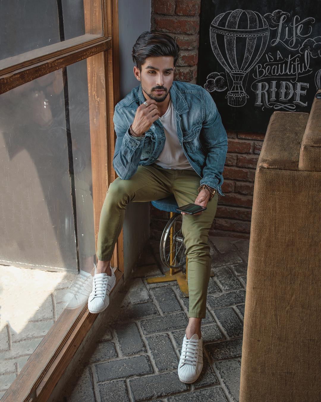 30 light blue denim jacket outfits for men.