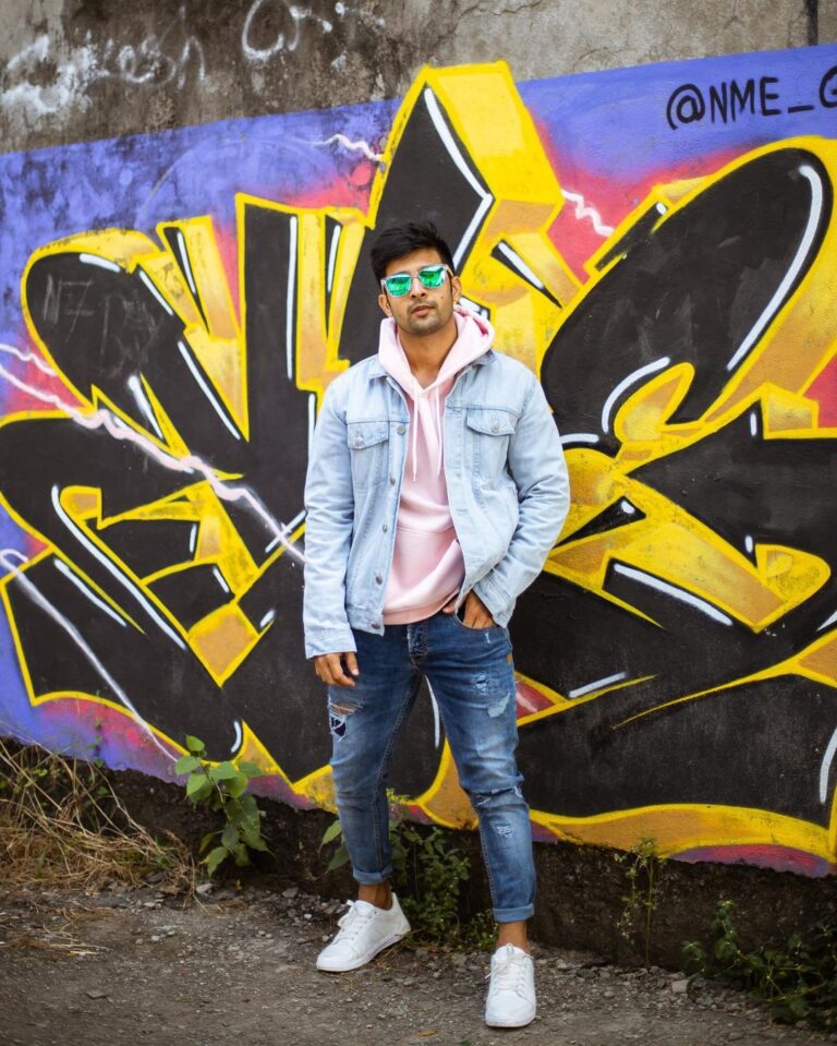 30 light blue denim jacket outfits for men.