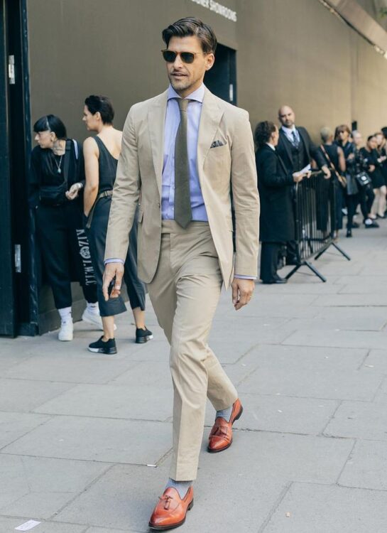 How to mix and match your socks and suits? - vogueymen.com