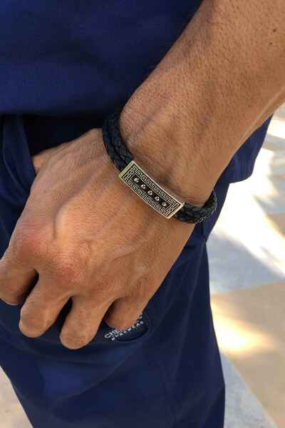 Types of bracelets: The  bolo bracelets