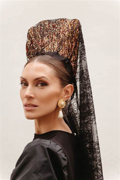 Spanish fashion accessories, Mantilla and Peineta