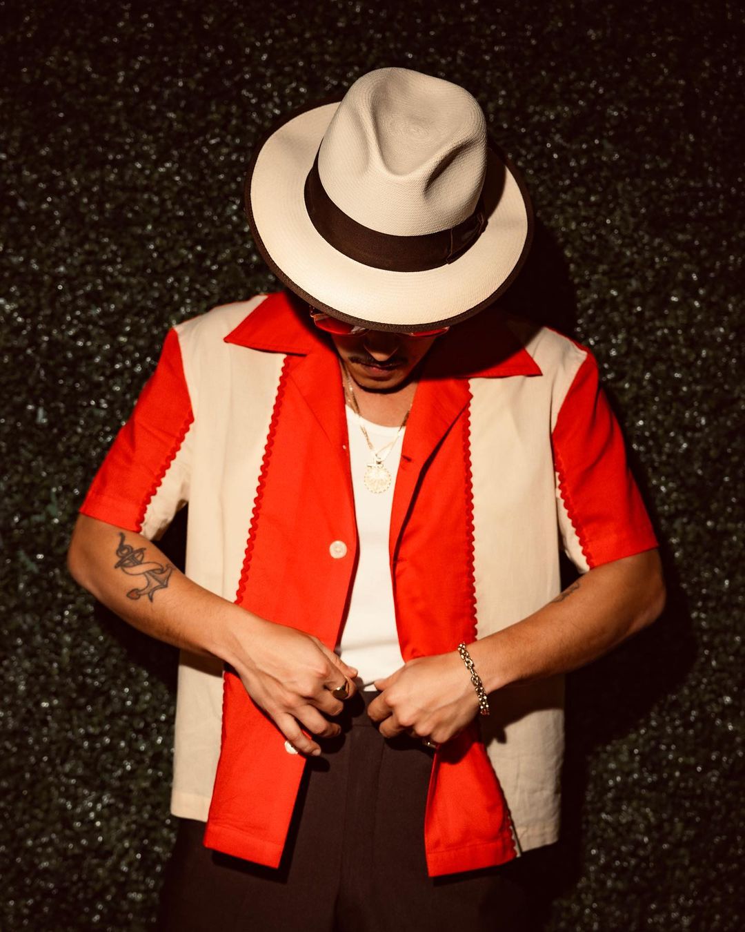 Bruno Mars s Iconic Outfits His Style Playbook Decoded Vogueymen