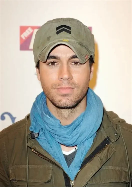 Enrique Iglesias’s baseball cap  with scarf