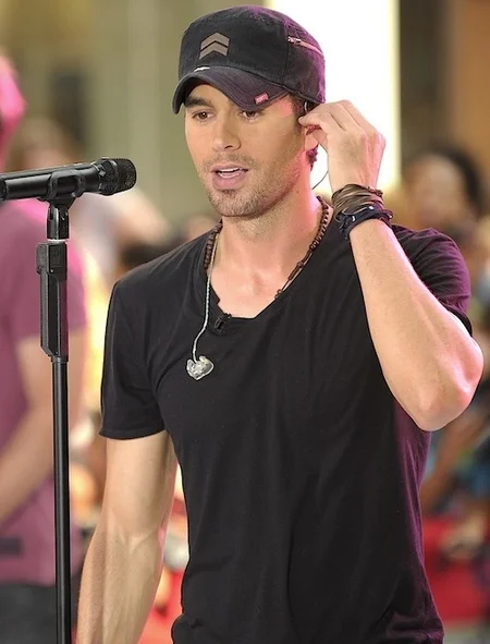 Enrique Iglesias’s baseball cap swagger