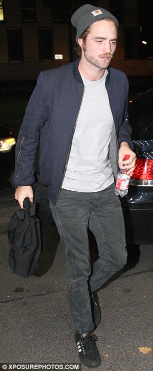 Robert Pattinson's street style, outfits with beanies